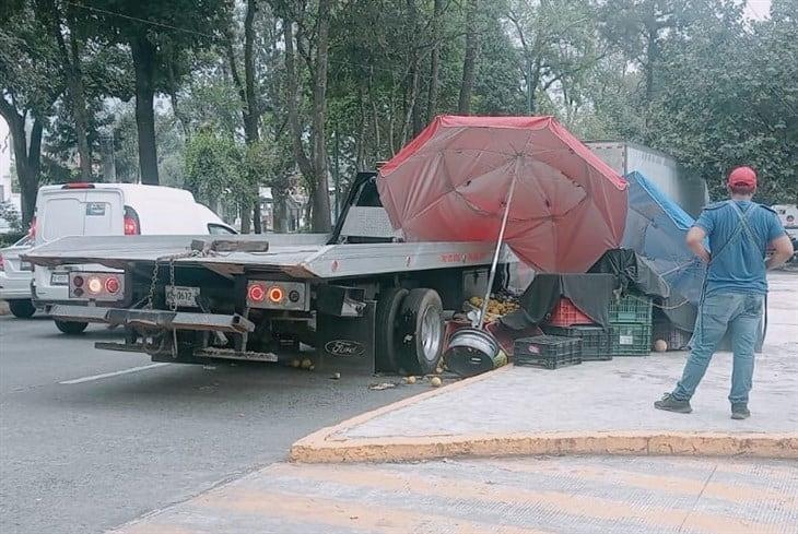 Grúa derriba un puesto de frutas e impacta una camioneta en Xalapa