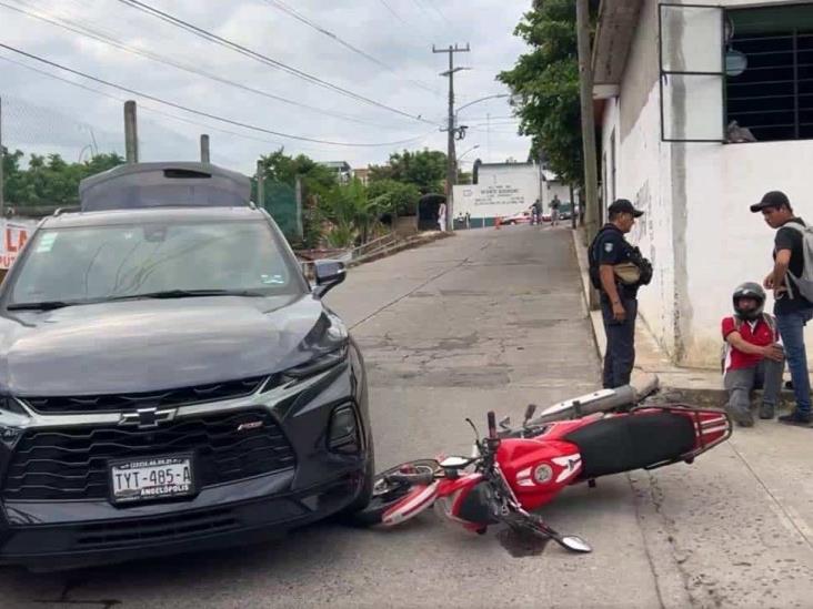 Accidente entre motocicleta y camioneta en Martínez de la Torre