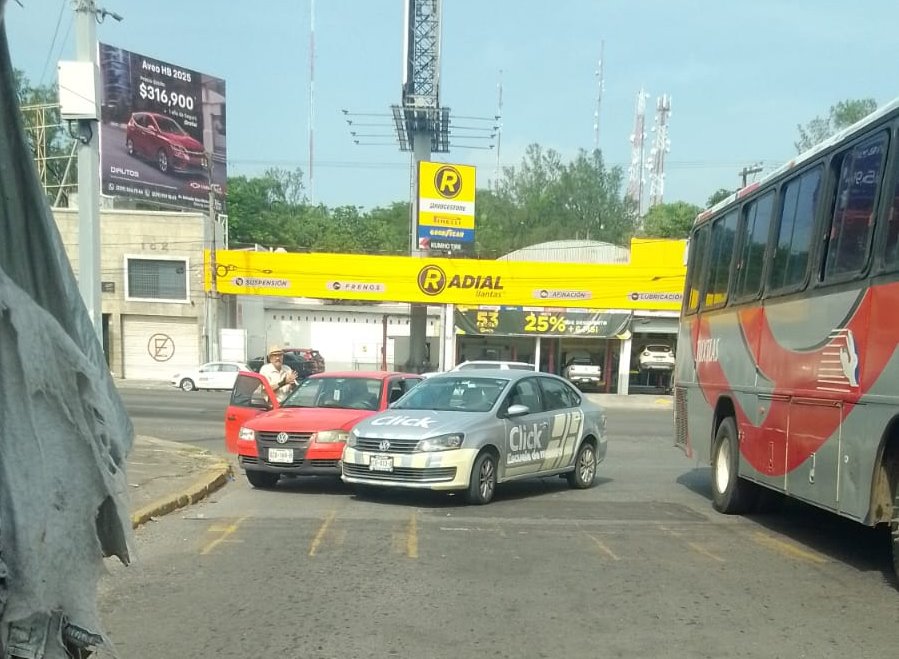 Conductor de auto-escuela impacta vehículo en Fraccionamiento Moderno de Veracruz