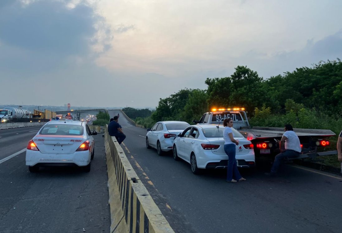 Doble accidente en puente de Divertiplaza causa caos vial en la zona norte de Veracruz