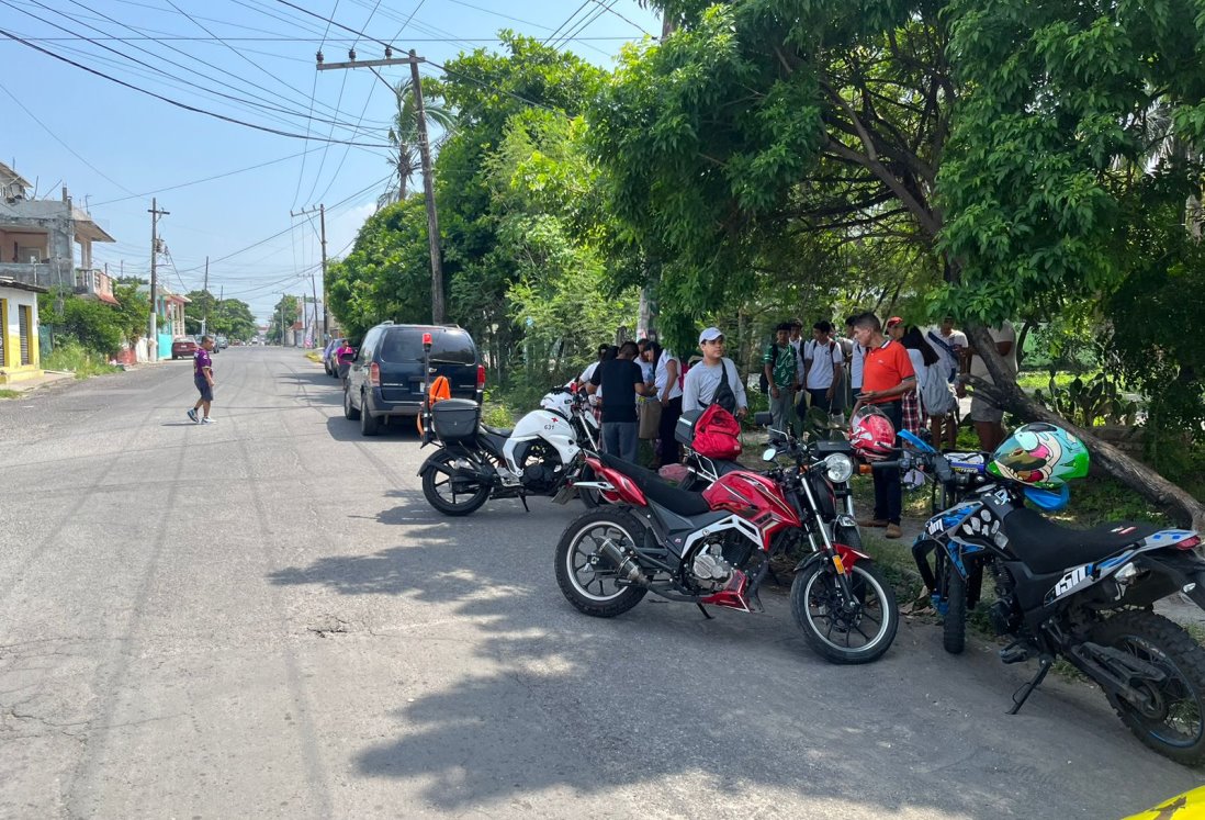 Motociclista atropella a joven estudiante y se estrella contra vivienda en Veracruz