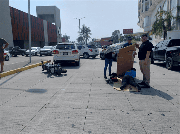 Motociclista herido tras accidente frente a Plaza Américas, Boca del Río