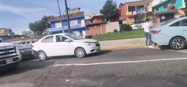 Choque múltiple y caos vial en Xalapa; un motociclista lesionado