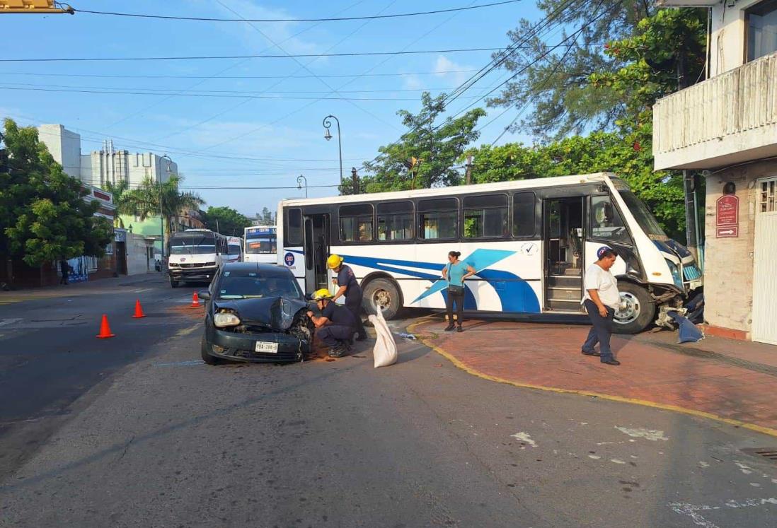 Camión urbano y automóvil provocan fuerte accidente en el centro de Veracruz