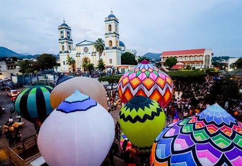 Inicia el Festival Internacional del Globo de Papel en San Andrés Tuxtla