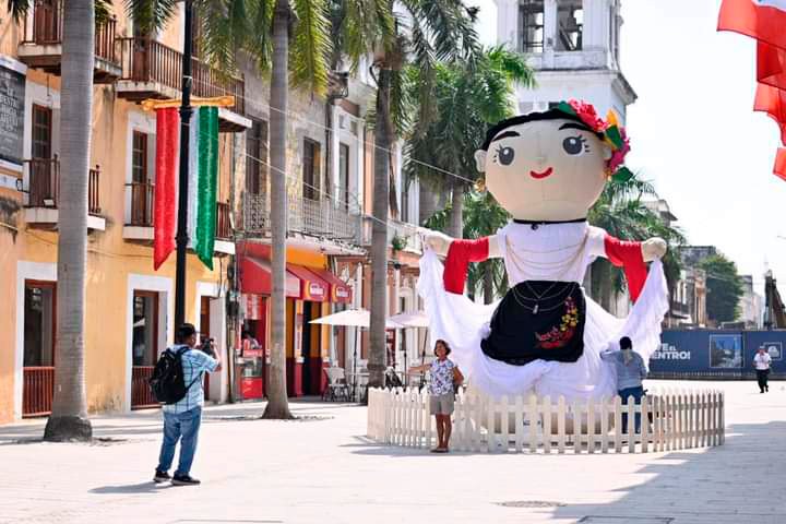 Instalan muñeca jarocha gigante en el zócalo de Veracruz