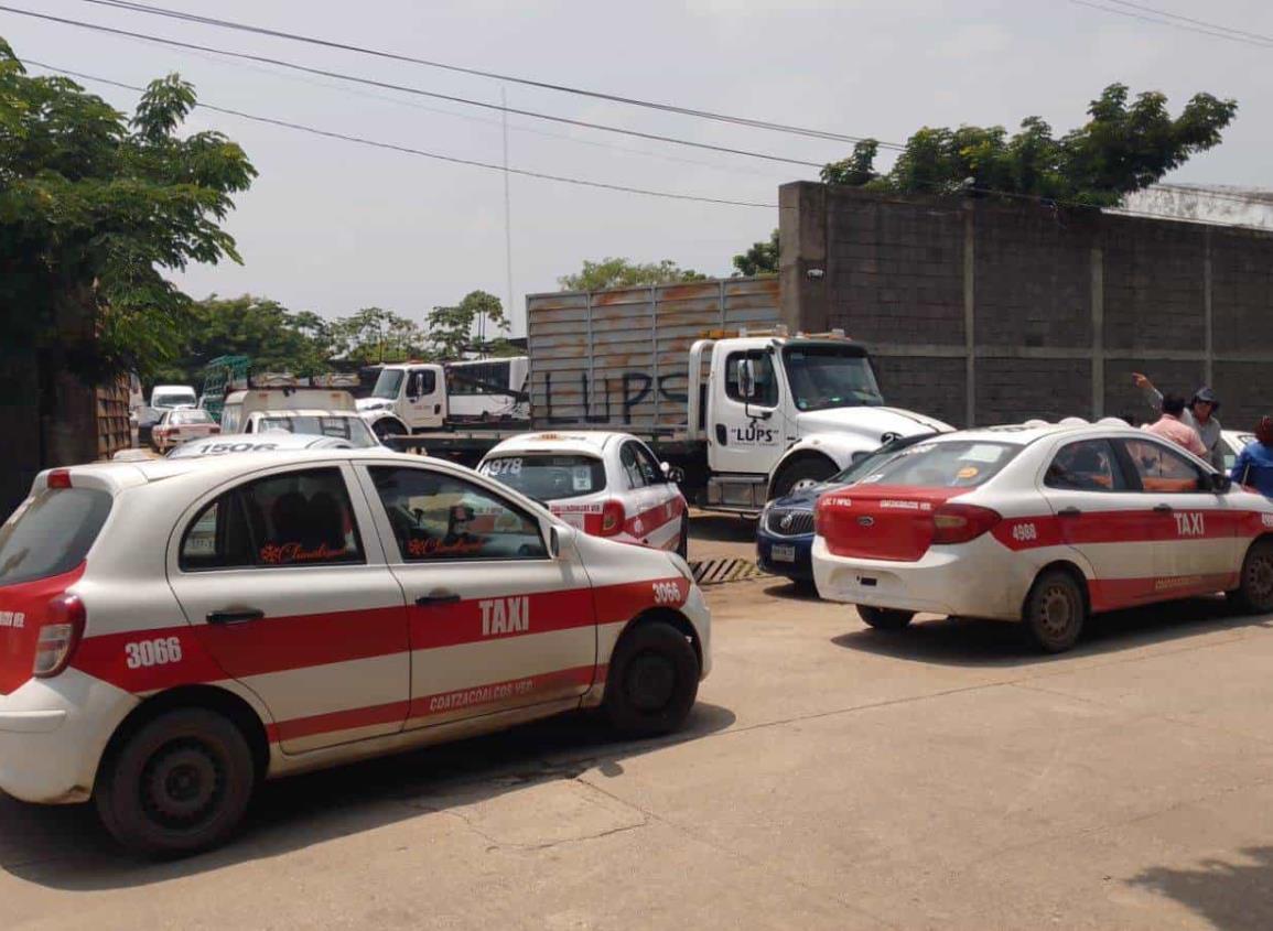 Esta cantidad exige empresa de grúas en Coatzacoalcos por liberar un taxi