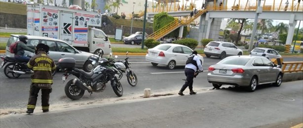 Choca contra muro en parada de autobús de la SEV, en Xalapa