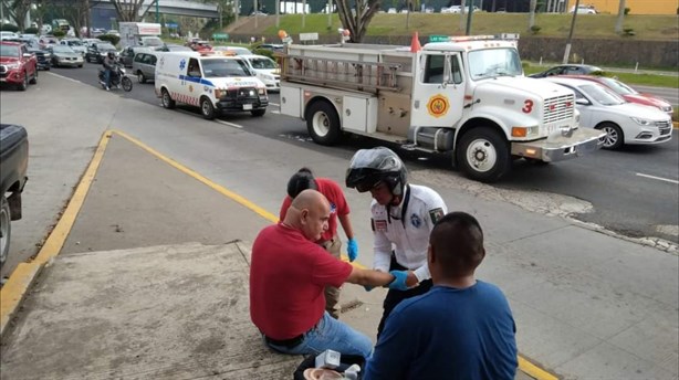 Choca contra muro en parada de autobús de la SEV, en Xalapa