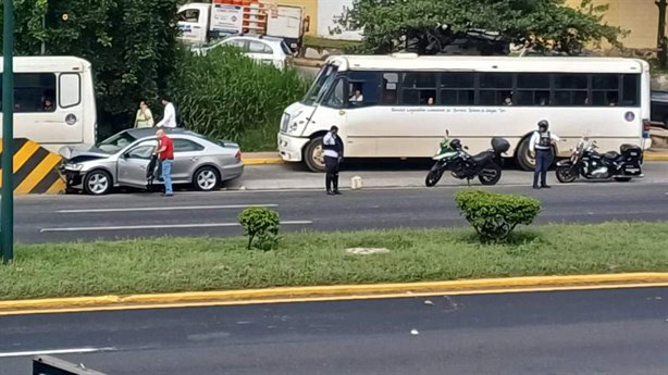 Choca contra muro en parada de autobús de la SEV, en Xalapa