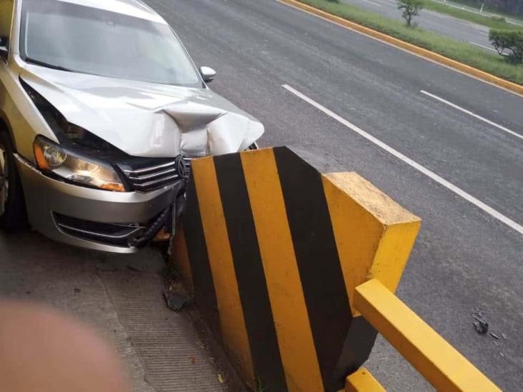 Choca contra muro en parada de autobús de la SEV, en Xalapa