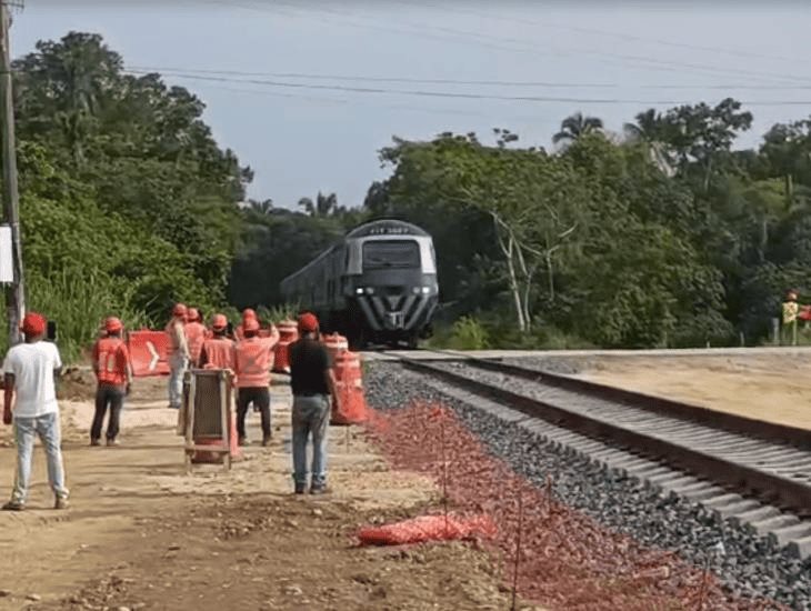 Tren Interoceánico: primer recorrido de Coatza a Chiapas genera interés en su paso por Moloacán | VIDEO