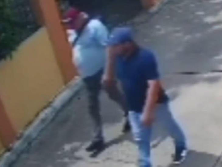 Captan en video a par de individuos robando una casa en Minatitlán