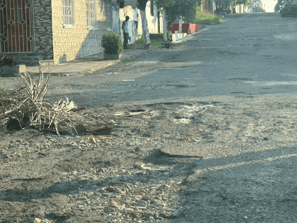 Vecinos de la colonia Hidalgo exigen reparación urgente de la calle Urbina por su mal estado