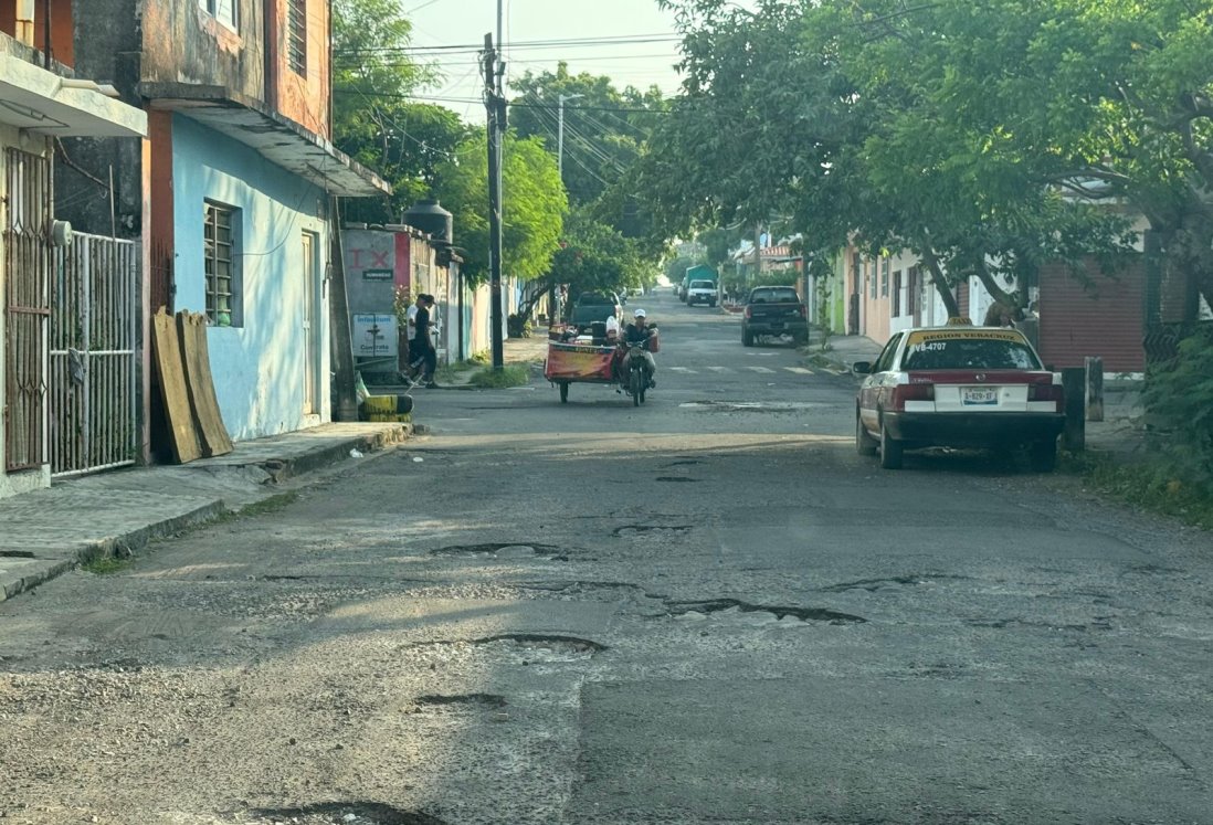 Vecinos de la colonia Hidalgo exigen reparación urgente de la calle Urbina por su mal estado