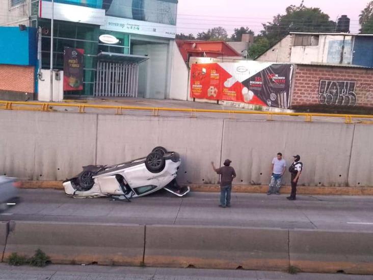 Volcadura en la avenida de Xalapa deja un herido