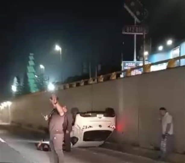 Volcadura en la avenida de Xalapa deja un herido