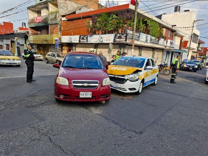 Aparatoso accidente entre taxi y vehículo en el centro de Córdoba