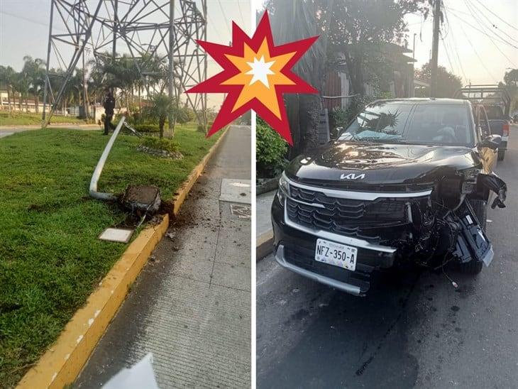 Camioneta pierde el control y derriba un poste de luz en Ixtaczoquitlán