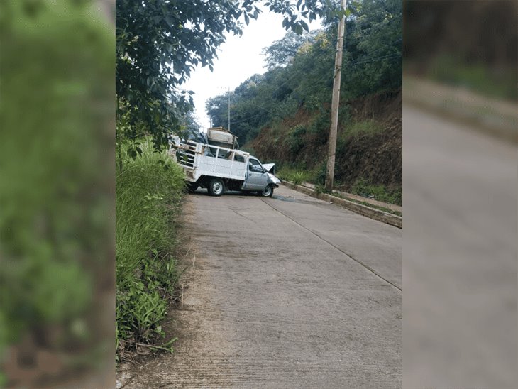 Camioneta se impacta contra poste en el Boulevard Yanga de Xalapa 