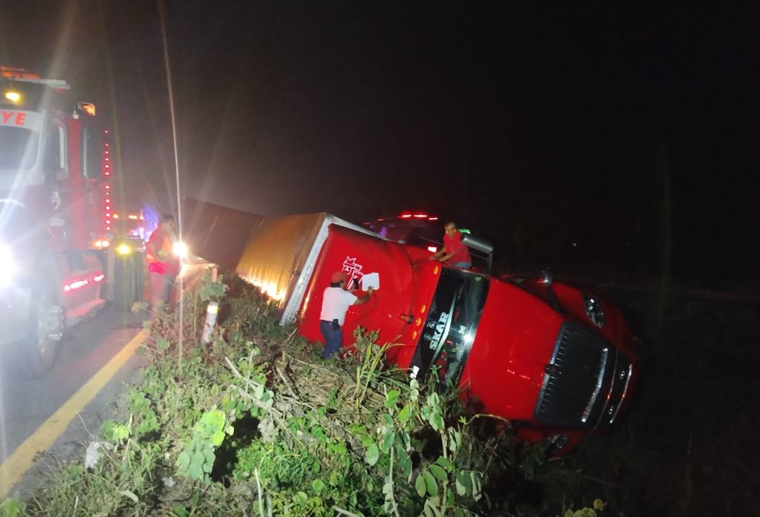 Tráiler volcado en la autopista La Tinaja-Cosamaloapan causa caos vial y rapiña