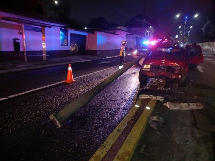 Por exceso de velocidad, camioneta se accidenta en la avenida Cri Cri de Orizaba