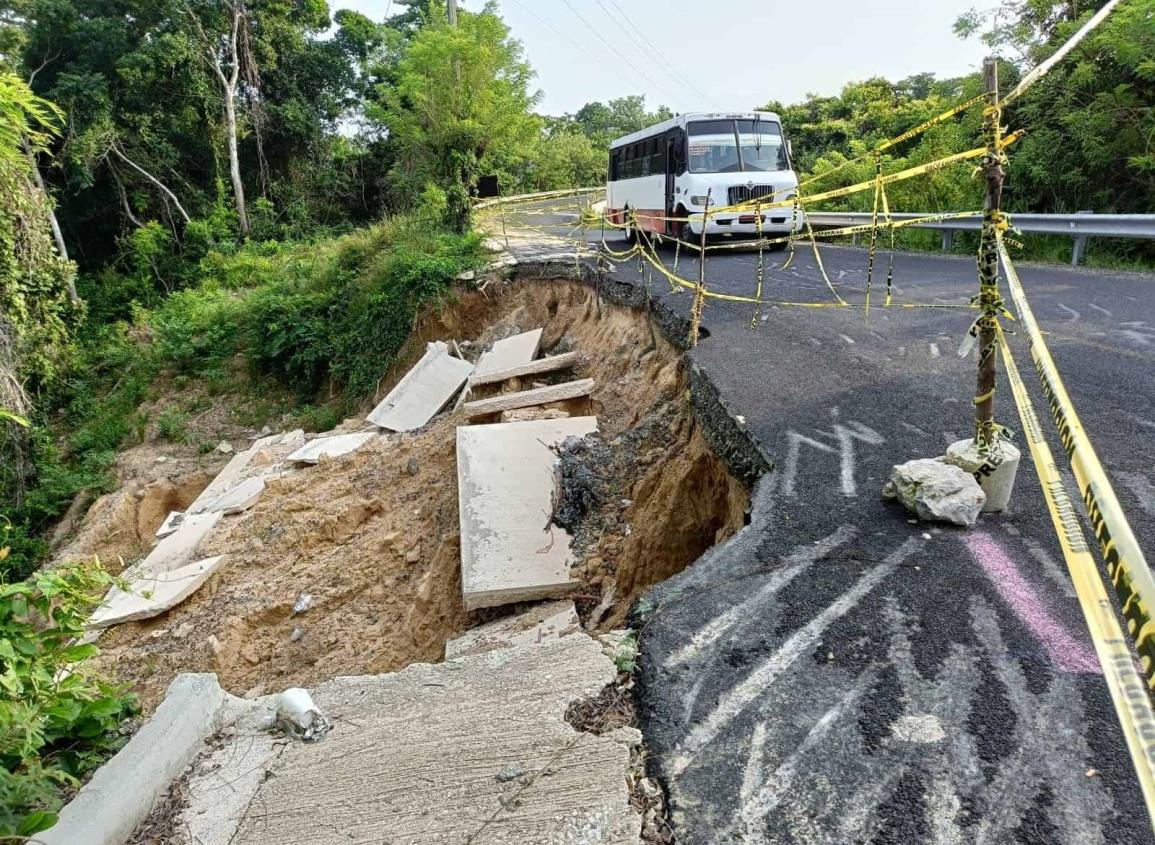 Colapso de muro en carretera Nanchital-Las Choapas continúa sin ser atendido