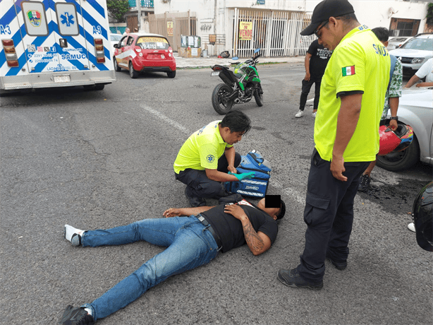 Motociclista en aparente estado de ebriedad colisiona con taxi en Veracruz