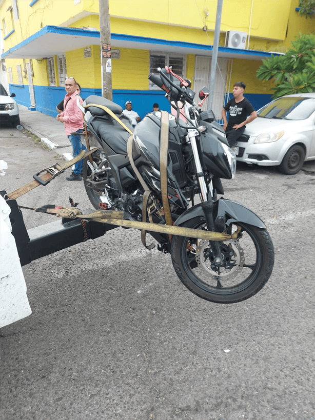 Motociclista en aparente estado de ebriedad colisiona con taxi en Veracruz