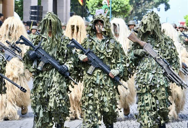 En Xalapa, fugaz desfile conmemorativo por el inicio de la Independencia de México