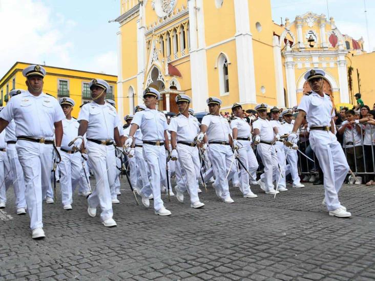 En Xalapa, fugaz desfile conmemorativo por el inicio de la Independencia de México