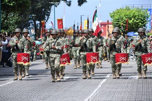 En Xalapa, fugaz desfile conmemorativo por el inicio de la Independencia de México