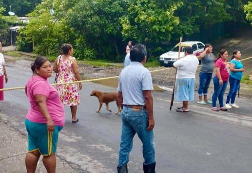 Bloquean carretera entre Papantla y Coatzintla por derrame de hidrocarburo