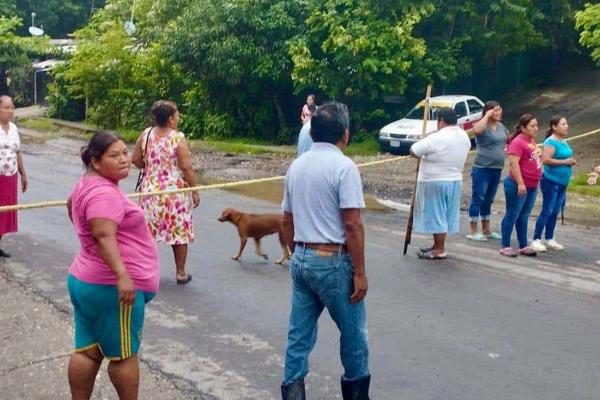 Bloquean carretera entre Papantla y Coatzintla por derrame de hidrocarburo