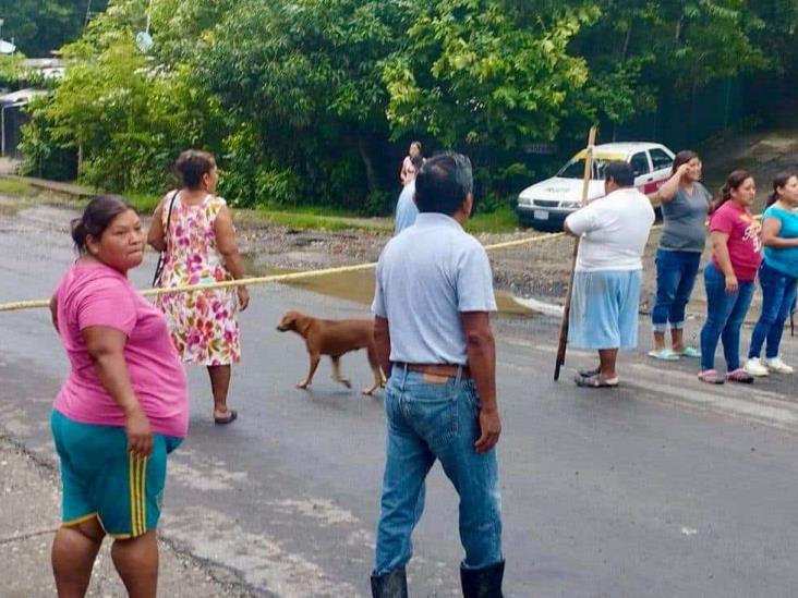 Bloquean carretera entre Papantla y Coatzintla por derrame de hidrocarburo