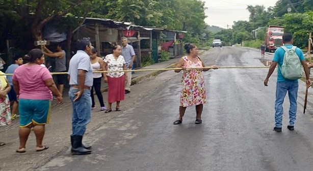 Bloquean carretera entre Papantla y Coatzintla por derrame de hidrocarburo