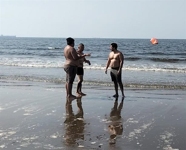 Abogados se visten de héroes un 16 de septiembre; salvan a hombre de ahogarse en playas de Coatzacoalcos | VIDEO