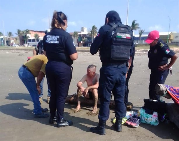 Abogados se visten de héroes un 16 de septiembre; salvan a hombre de ahogarse en playas de Coatzacoalcos | VIDEO