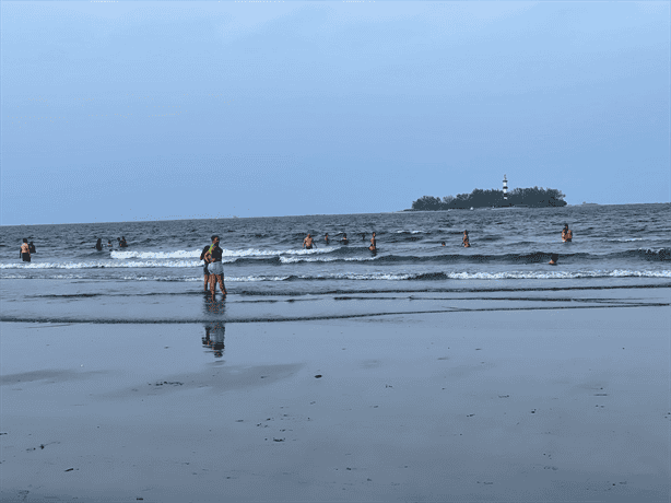 Afluencia turística en playas de Boca del Río crece un 50% durante puente patrio