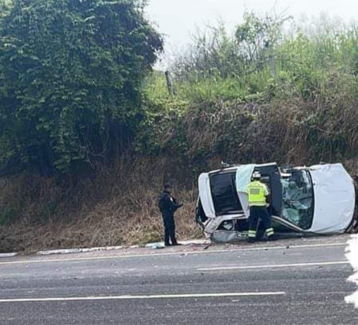 Conductor fallece tras volcadura en carretera Córdoba-Veracruz; trailero responsable huye