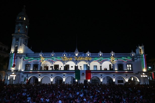 En un zócalo totalmente abarrotado, la alcaldesa Paty Lobeira preside la ceremonia del Grito de Independencia