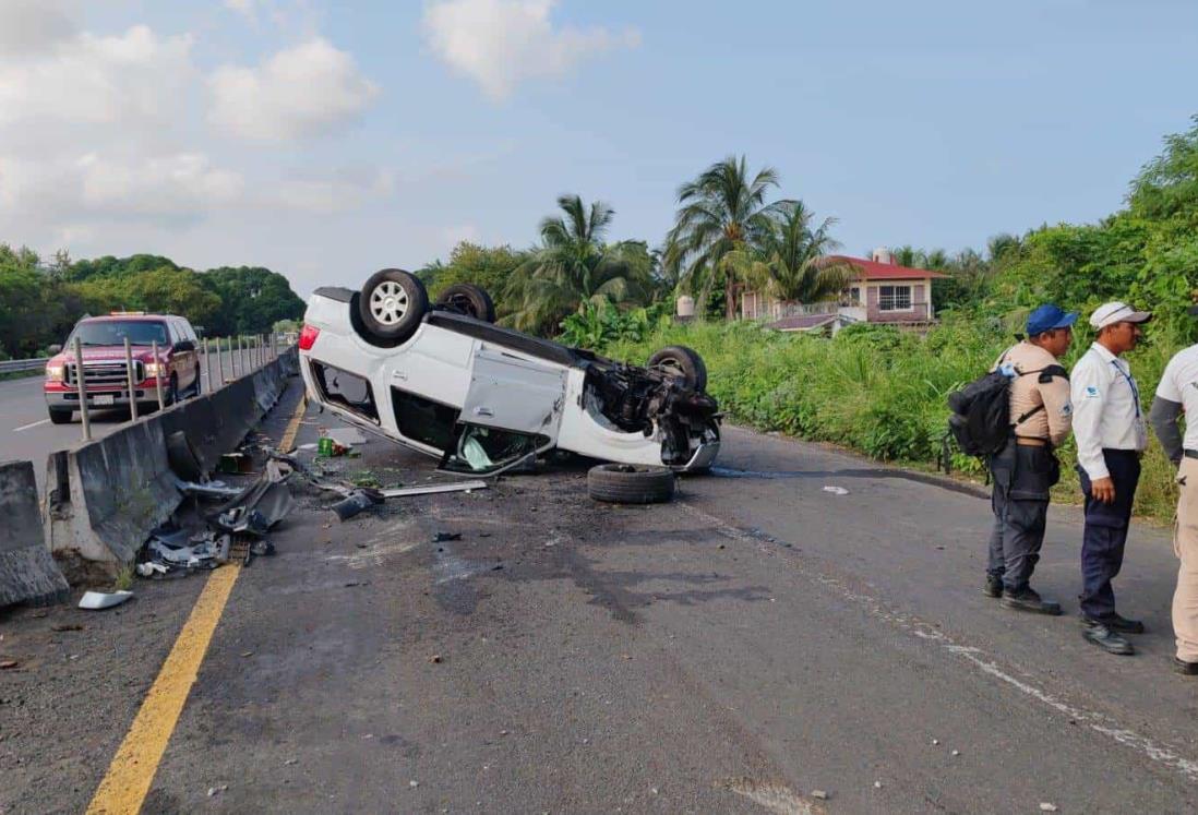 Camioneta particular termina volcada en carretera de Actopan