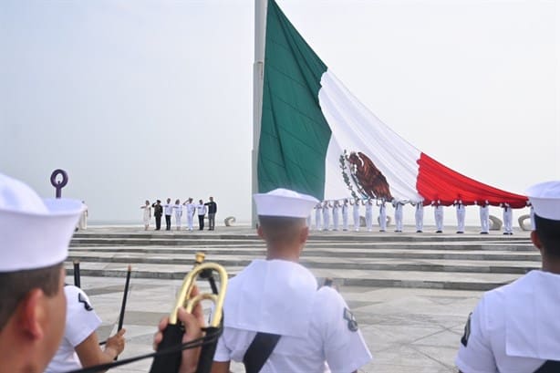 Preside Paty Lobeira el izado de la Bandera Monumental en la Plaza de la Soberanía