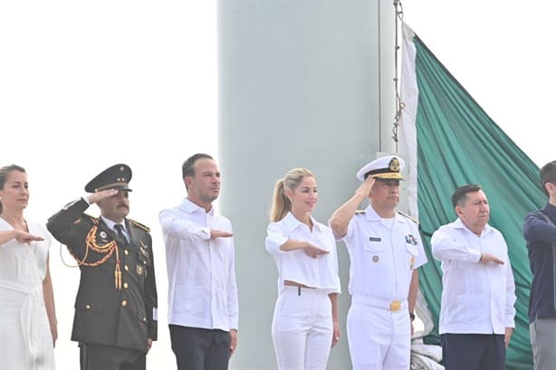 Preside Paty Lobeira el izado de la Bandera Monumental en la Plaza de la Soberanía