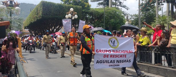 Estudiantes de Orizaba forman parte del desfile conmemorativo de la Independencia