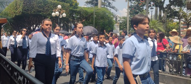 Estudiantes de Orizaba forman parte del desfile conmemorativo de la Independencia