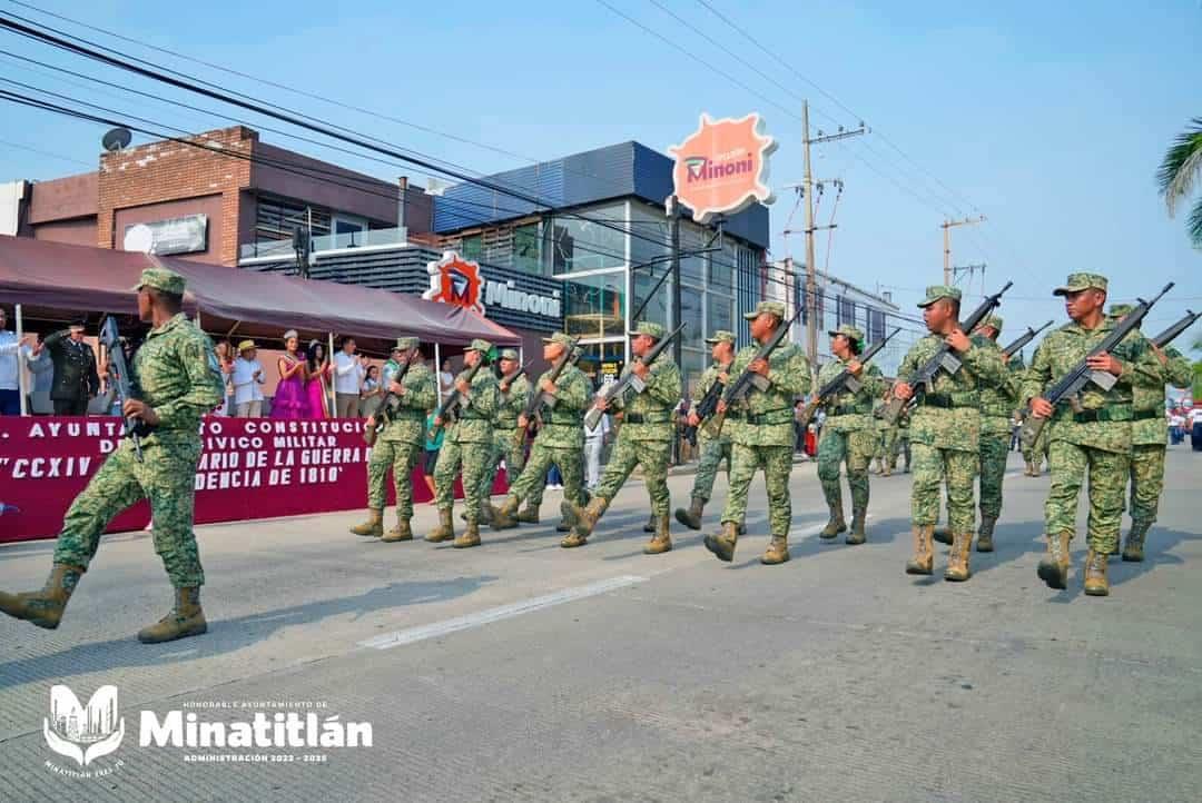 Más de 2,400 Alumnos Participan en el Desfile del 16 de Septiembre en Minatitlán