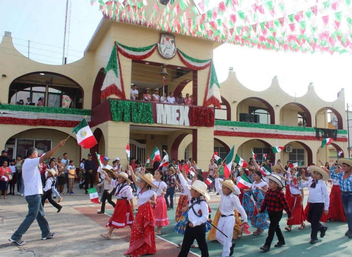 Estudiantes de 20 escuelas desfilaron en Las Choapas