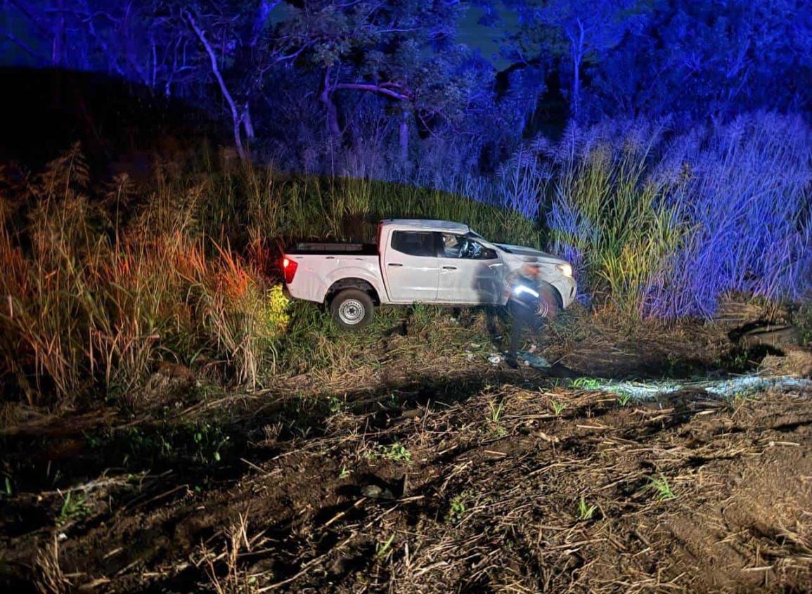 Abandonan camioneta volcada en la Costera del Golfo en Acayucan | VIDEO