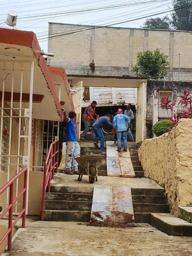 Por deslaves peligran estudiantes de Telesecundaria en colonia Renacimiento de Xalapa